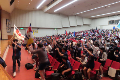 駅伝大会全校集会前に盛り上がる生徒達