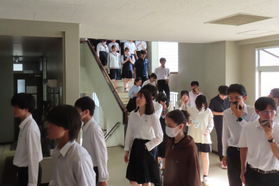 体育館に向かう生徒達