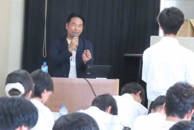 外務省生徒の質問に答える