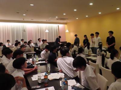 宿舎での座談会