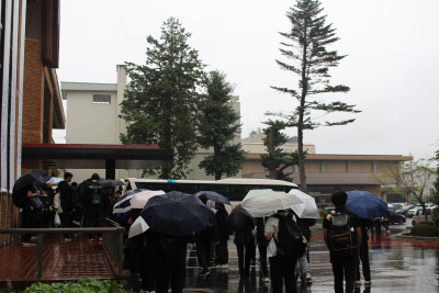 出発は雨