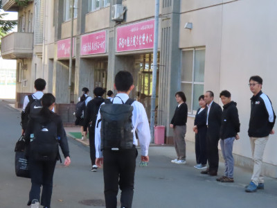 生徒昇降口(10月7日)